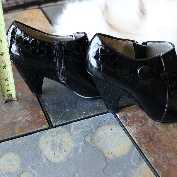 NWT - Bellini black patent ankle bootie, size 6M - Picture 4 of 8